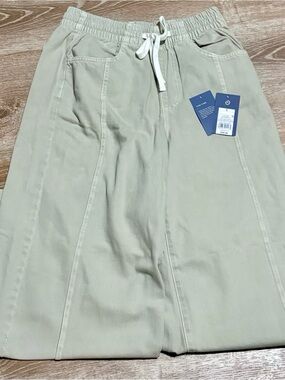 Universal Thread Women's Wide Leg Flare Jeans in Light Beige with Drawstring